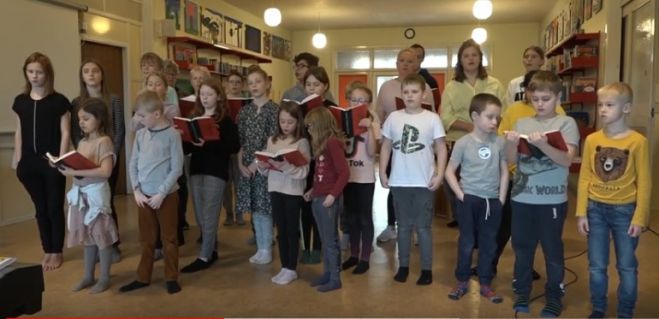 Fur Friskole synger sensommervise - se video