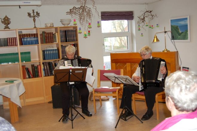 Musiker Gitte Ørskov underhold​t​ på ​Fur ​Ældrecente​r​
