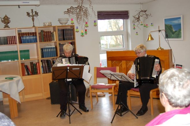 Musiker Gitte Ørskov underholdt på Fur Ældrecenter