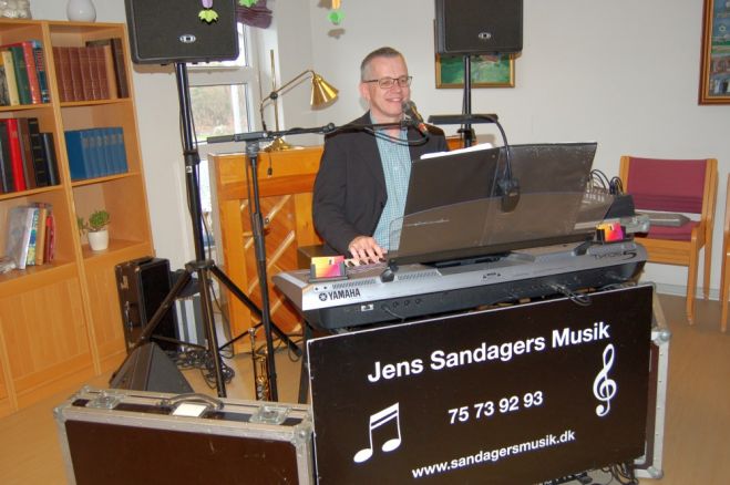Jens Sandager underholdt​ på ​Fur Ældrecenter