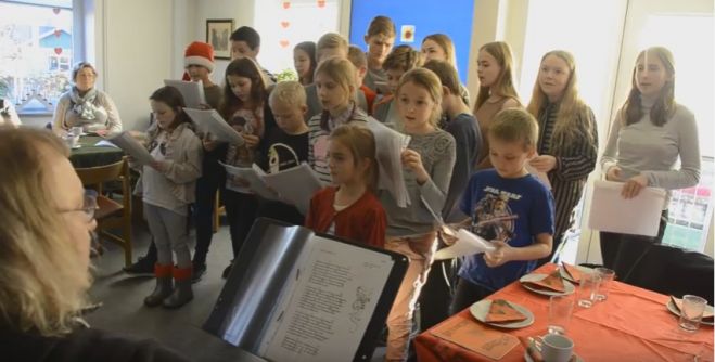 Eleverne fra Fur Friskole sang på Selde Ældrecenter - se video