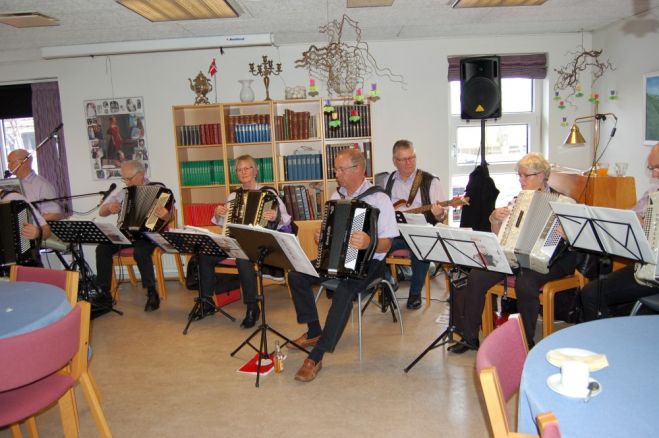 Musikgruppen "Aktiv" underholdt på Fur Æældrecenter