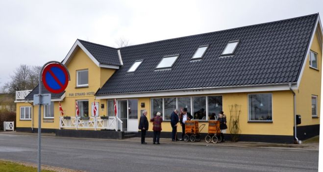 Mange til reception på Fur Strand Hotel