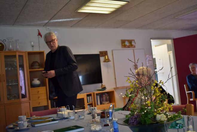 Provst Anders Bonde fortæller om humor på Ældrecenteret