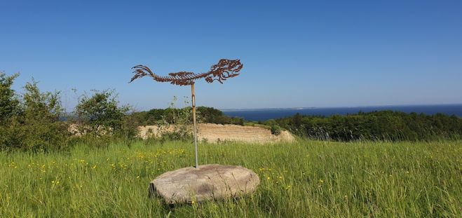 Skulpturen Guldlaks, Fossilfisk, som er en af 4 skulpturer, skabt af kunstner Poul Erik Nielsen