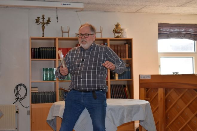 Forfatteren Knud Peder Jensen underholder på Ældrecenteret