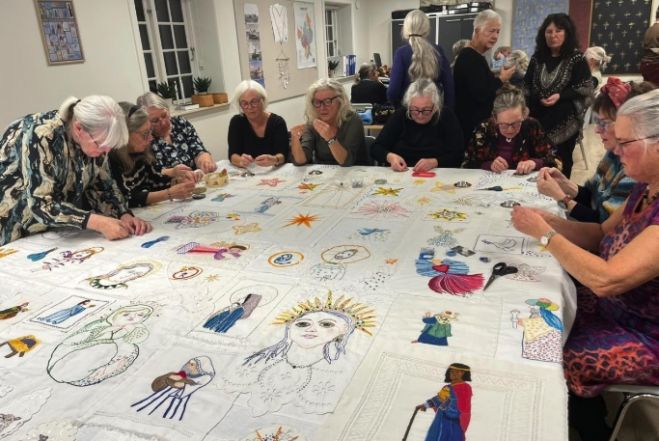 Broderiudstilling i Fur Kirke - Dejlig er den himmel blå - Det er broderigruppen der udstiller i kirken fra søndag 30. november 2025
