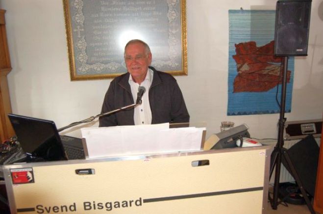 Svend Bisgård underholdt på Ældrecenteret