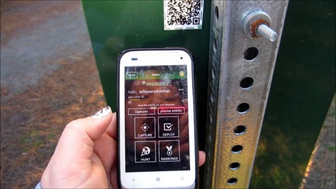 Måske har du set mærkelige QR-stregkoder rundt om på Fur?