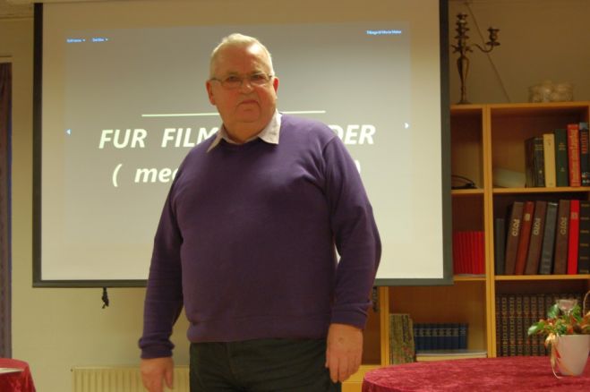 Anton viste film på Fur Ældrecenter