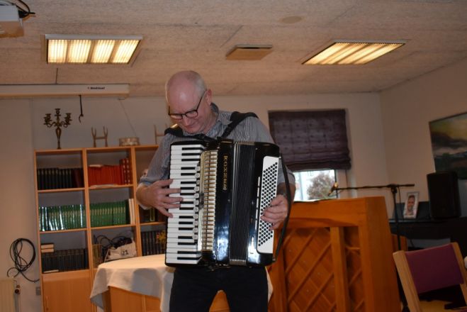 Gerhard Mark underholder på Ældreceteret